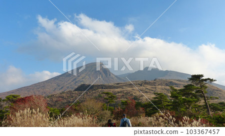 通往美麗的霧島群山的登山路 103367457