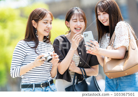 Girls trip smartphone camera Girls trip smartphone camera 103367501