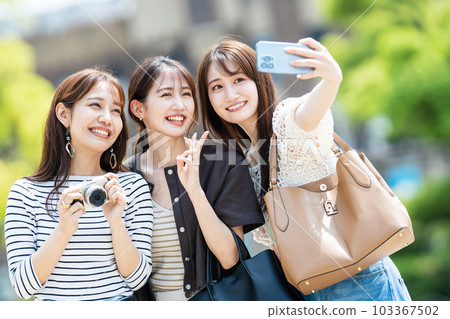 少女旅行智能手機自拍 103367502