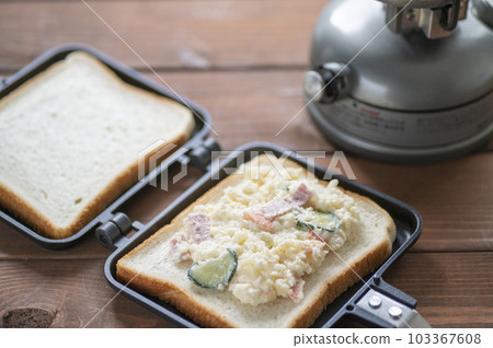 Potato salad sandwich with a hot sandwich maker Potato salad sandwich with a hot sandwich maker 103367608