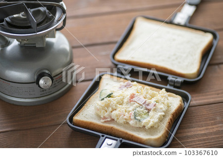 Potato salad sandwich with a hot sandwich maker Potato salad sandwich with a hot sandwich maker 103367610