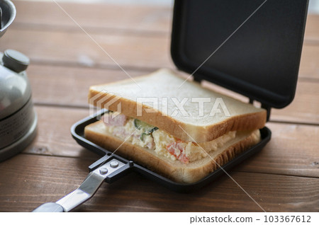 土豆沙拉三明治配熱三明治機 103367612