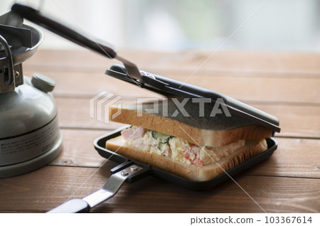 Potato salad sandwich with a hot sandwich maker Potato salad sandwich with a hot sandwich maker 103367614