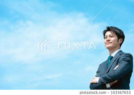 Blue sky and businessman 103367653
