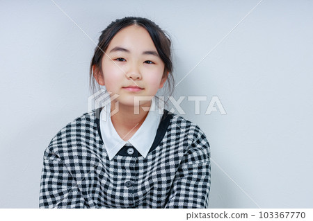 女孩甜甜地笑著 女孩甜甜地笑著 103367770