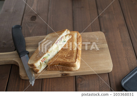 Potato salad hot sandwich cross section Potato salad hot sandwich cross section 103368031