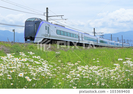 Oito Line Limited Express Azusa going to Azumino in May 103369408