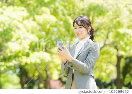 使用智能手機的女性照片 103369662