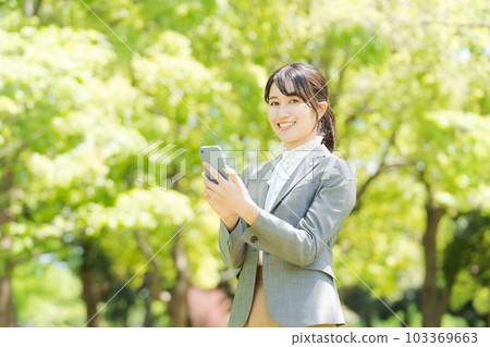 使用智能手機的女性照片 103369663