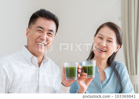 Elderly couple drinking green juice 103369841