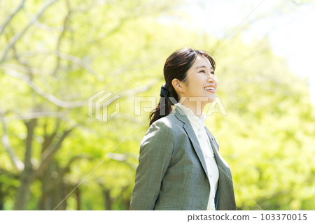 穿西裝的女人肖像 103370015