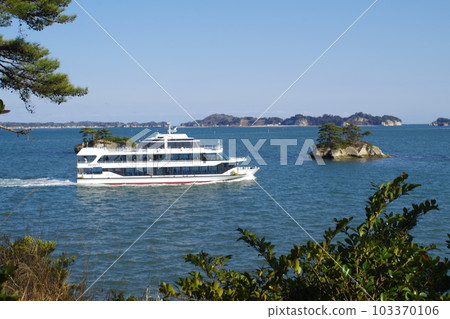 Scenery from a sightseeing boat that tours Matsushima Bay 103370106