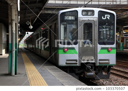 Series E127 train stopping at Nagaoka Station (trial run) 103370507