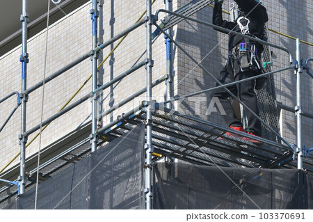 Large-scale condominium repairs Dismantling work of temporary scaffolding Large-scale condominium repairs Dismantling work of temporary scaffolding 103370691