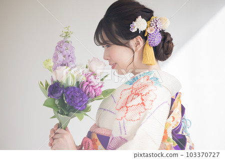 穿和服和服的女人肖像 穿和服和服的女人肖像 103370727