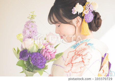 穿和服和服的女人肖像 穿和服和服的女人肖像 103370729