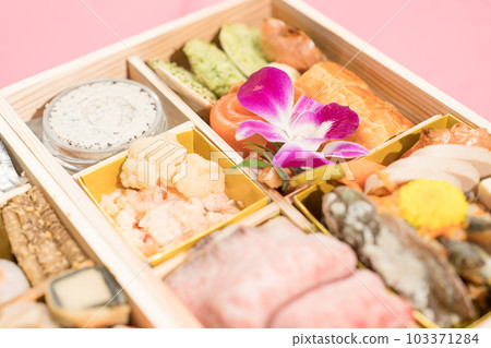 日本和西方御節料理雙層 103371284