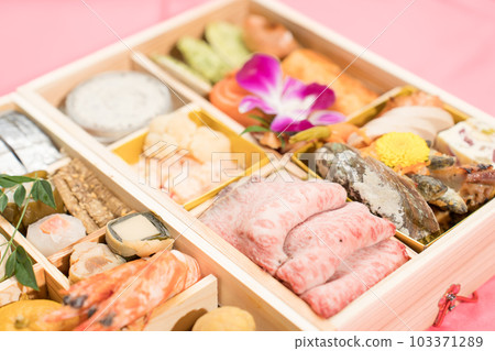 日本和西方御節料理雙層 103371289