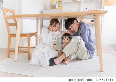 一家人因地震從餐廳的桌子下撤離 防災演習 103371515