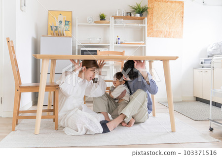 一家人因地震從餐廳的桌子下撤離 防災演習 103371516