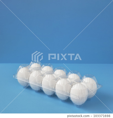 在藍色背景的被包裝的雞蛋。超市雞蛋、零售店雞蛋 103371698