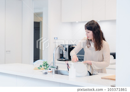 家庭主婦在廚房忙著做家務 103371861