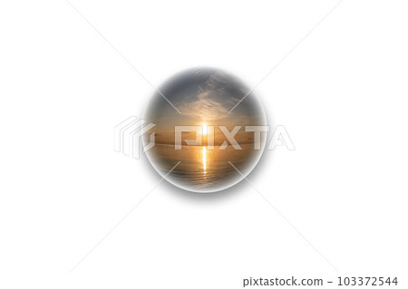 一個水晶球體包圍著美麗的日出景觀 103372544