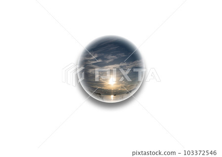 環繞著冬日黃昏景觀的水晶球 環繞著冬日黃昏景觀的水晶球 103372546