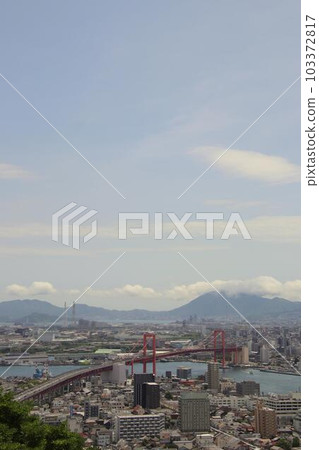 從北九州市高遠山看到的若遠橋和洞海灣 103372817