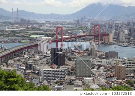 從北九州市高遠山看到的若遠橋和洞海灣 103372818