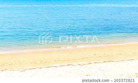 藍色海和白色沙子海灘 103372821