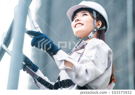 高空作業的年輕女跳線 高空作業的年輕女跳線 103373932