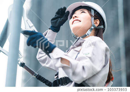 高空作業的年輕女跳線 高空作業的年輕女跳線 103373933