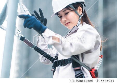 高空作業的年輕女跳線 高空作業的年輕女跳線 103373934