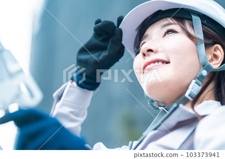 高空作業的年輕女跳線 103373941