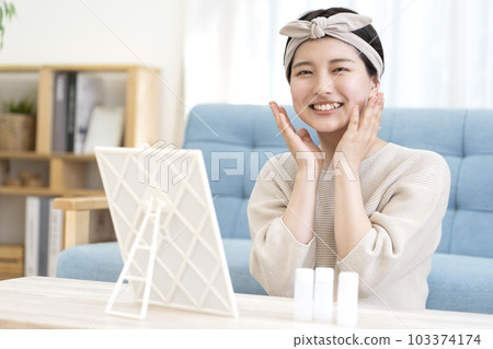 一名年輕女子正在做皮膚護理 103374174