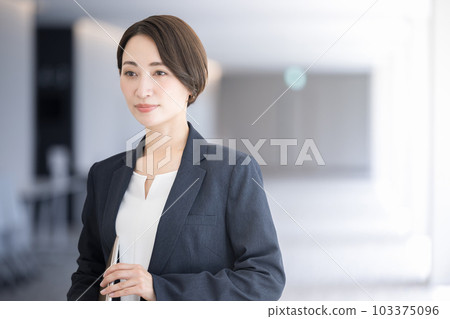 一個很酷的職業女性形象,很容易在商業中使用 一個很酷的職業女性形象,很容易在商業中使用 103375096