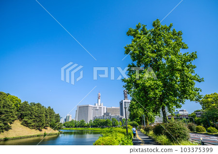 日本的東京城市景觀初夏的一天......期待在新綠中閃耀的政府辦公區和Uchibori街道（後面的警視廳等）= 5月17日 103375399