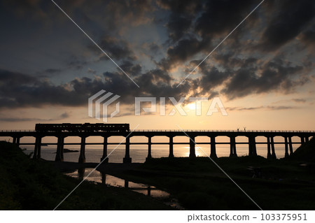 Sogo River Bridge in the evening 103375951