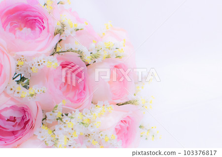 一束淺粉紅色的玫瑰 103376817