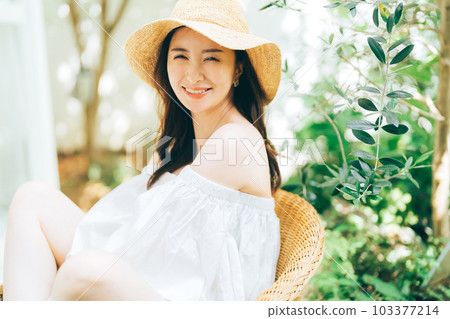 年輕女性的度假形象 103377214