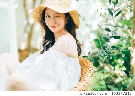 年輕女性的度假形象 103377215