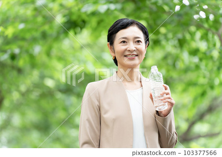 Business woman fresh green water heat stroke 103377566