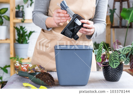 Pot for plants with automatic watering, transplanting Calathea into a double pot, watering from a watering can, assembling a water tank. 103378144