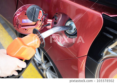 put gas in the car 103378502