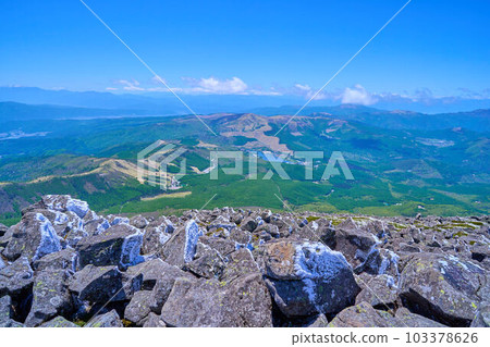 春天從長野縣立科山山頂的指南針附近向西看(白樺湖、富士山) 春天從長野縣立科山山頂的指南針附近向西看(白樺湖、富士山) 103378626