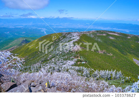 View of the northeastern ridge and trees covered in hoarfrost from just below the summit of Mt. Tateshina, Nagano Prefecture in spring View of the northeastern ridge and trees covered in hoarfrost from just below the summit of Mt. Tateshina, Nagano Prefecture in spring 103378627