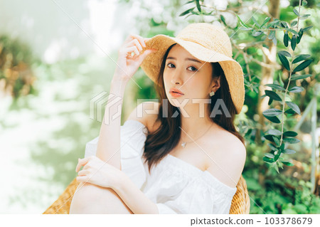 年輕女性的度假形象 103378679