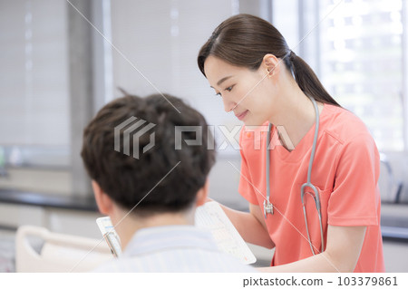 Where nurses provide insurance guidance for everyday life, such as company health checkups 103379861
