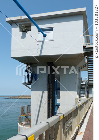 Niigata Ozeki (Niigata City, Niigata Prefecture), located at the mouth of the Shinano River and the Sekiya diversion 103381827